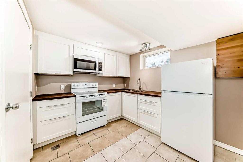 3042 31A Street Se, Calgary, AB - Indoor Photo Showing Kitchen With Double Sink