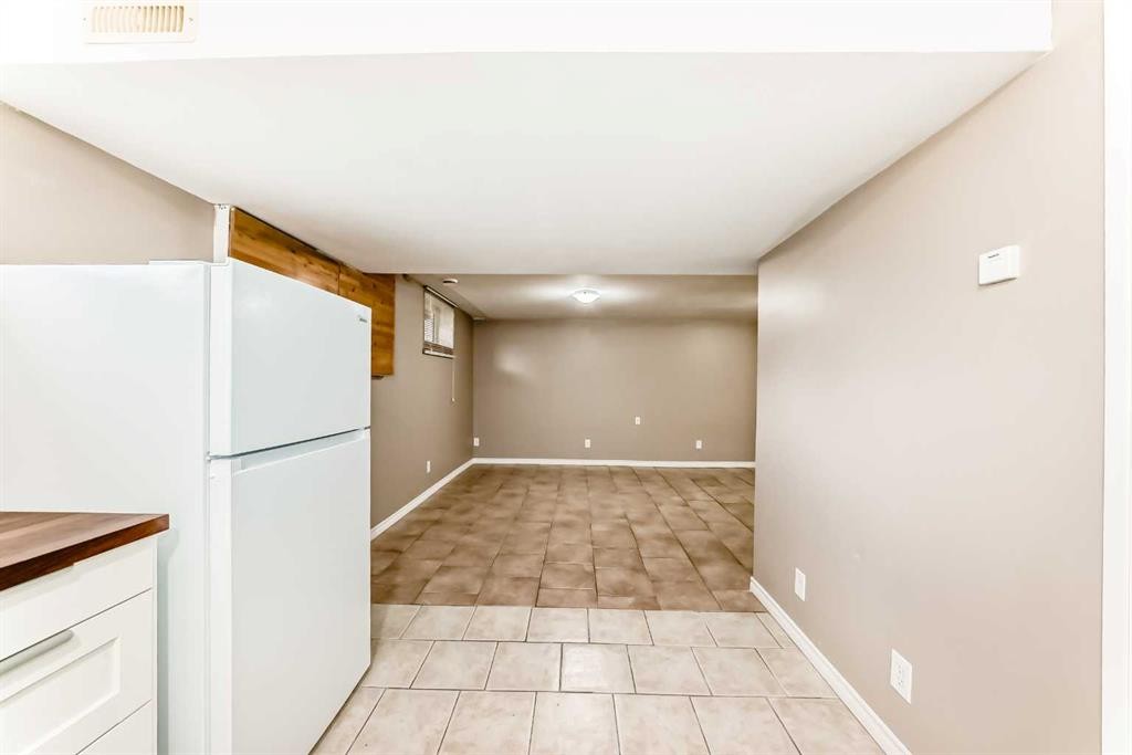 3042 31A Street Se, Calgary, AB - Indoor Photo Showing Other Room