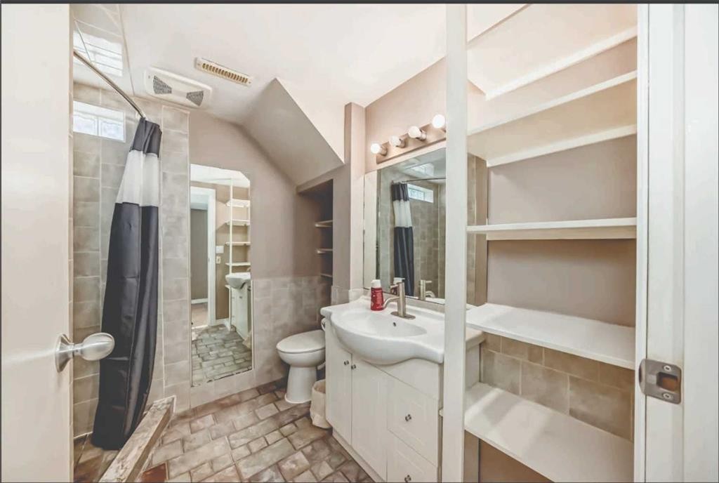 3042 31A Street Se, Calgary, AB - Indoor Photo Showing Bathroom