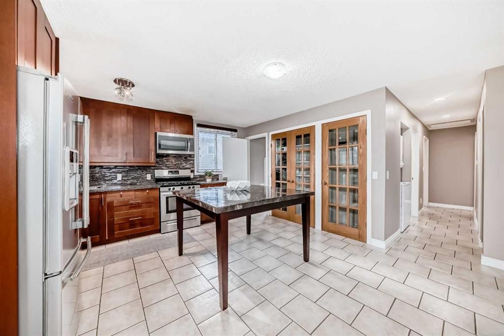 3042 31A Street Se, Calgary, AB - Indoor Photo Showing Kitchen