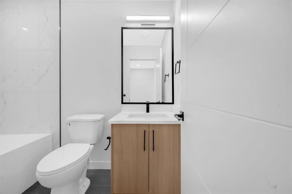 2504 18 Street Nw, Calgary, AB - Indoor Photo Showing Bathroom