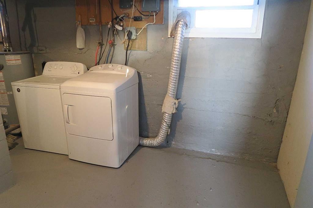 111 2 Avenue South, Morrin, AB - Indoor Photo Showing Laundry Room