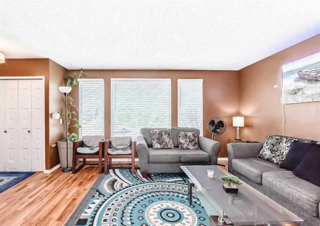 5625 Templehill Road Ne, Calgary, AB - Indoor Photo Showing Living Room