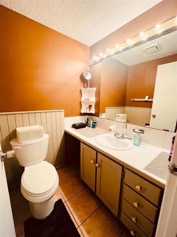 5625 Templehill Road Ne, Calgary, AB - Indoor Photo Showing Bathroom