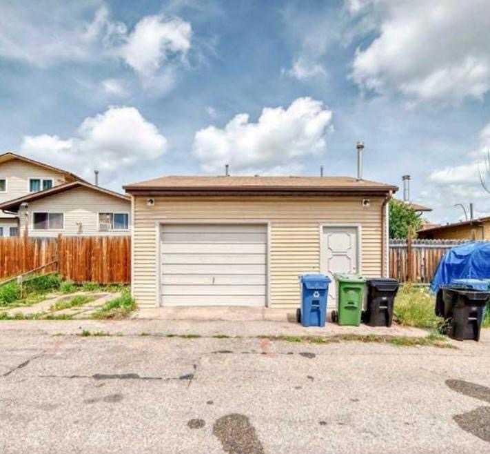 5625 Templehill Road Ne, Calgary, AB - Outdoor