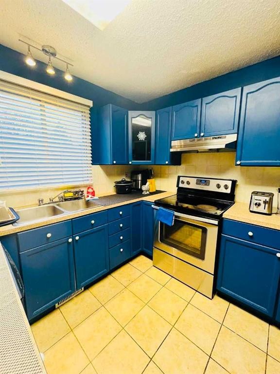 5625 Templehill Road Ne, Calgary, AB - Indoor Photo Showing Kitchen With Double Sink