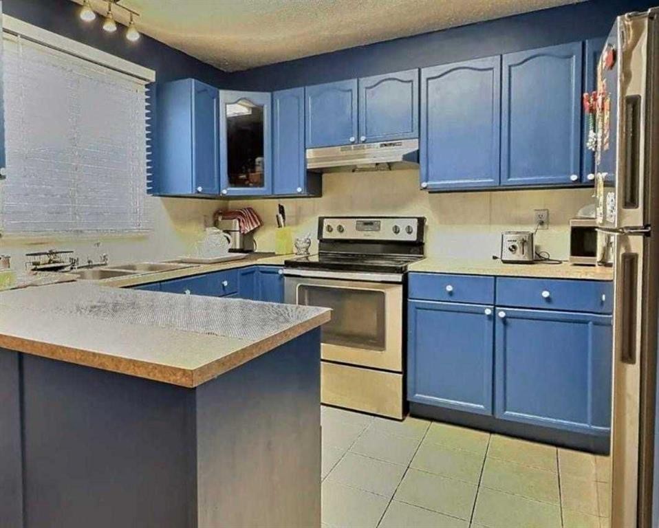 5625 Templehill Road Ne, Calgary, AB - Indoor Photo Showing Kitchen