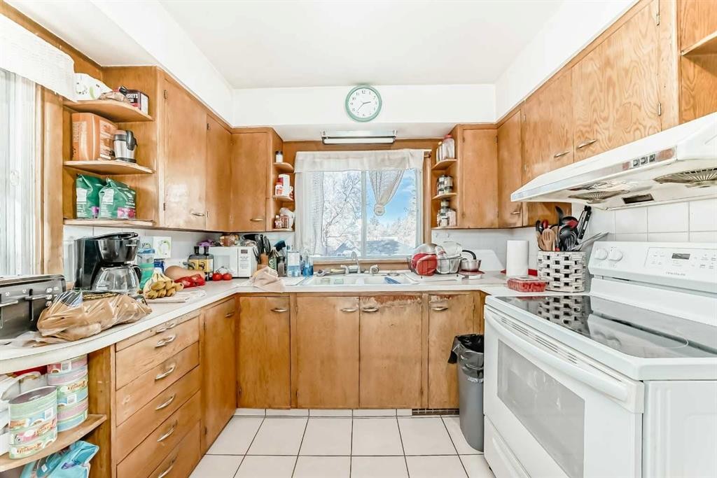 227 31 Avenue Ne, Calgary, AB - Indoor Photo Showing Kitchen