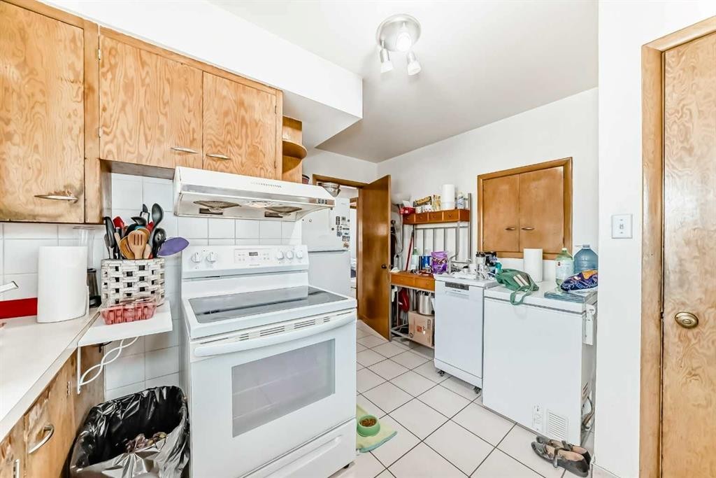 227 31 Avenue Ne, Calgary, AB - Indoor Photo Showing Laundry Room