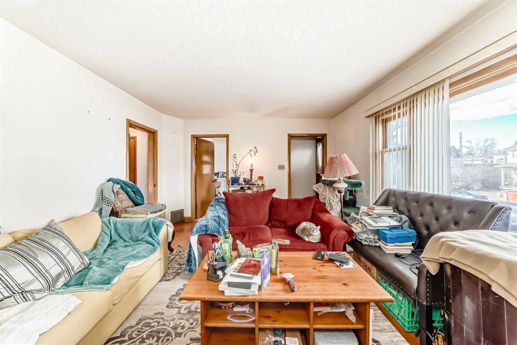 227 31 Avenue Ne, Calgary, AB - Indoor Photo Showing Living Room