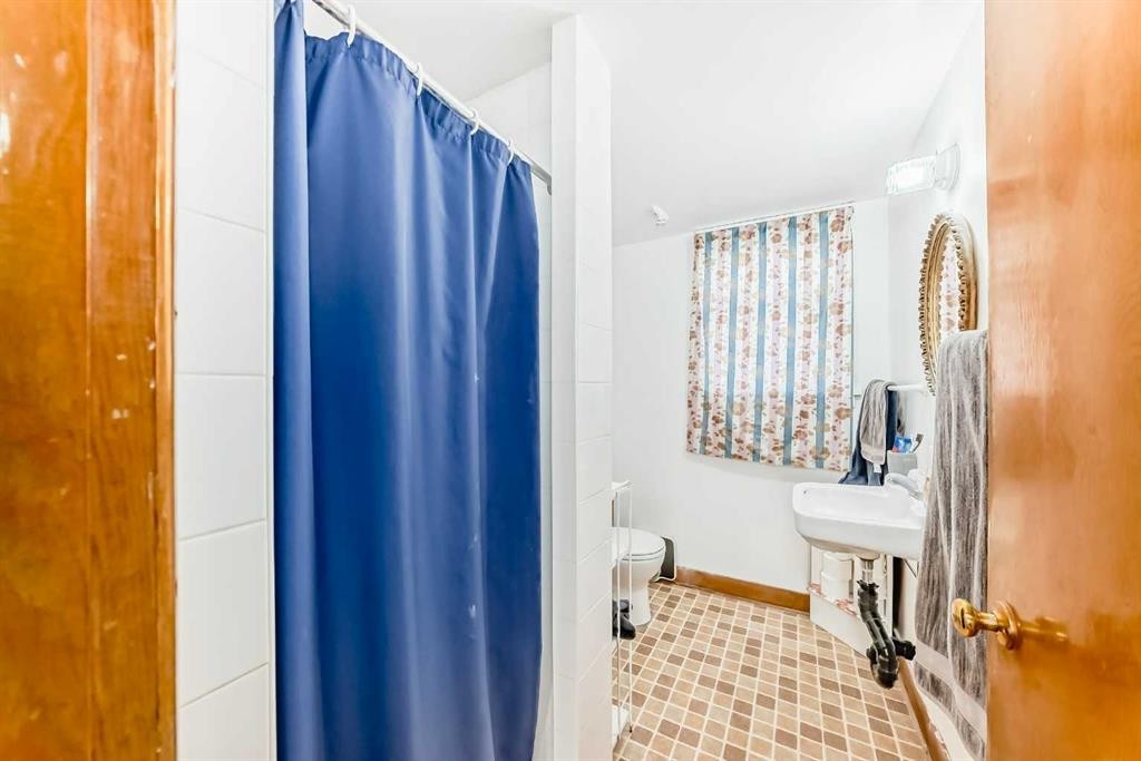 227 31 Avenue Ne, Calgary, AB - Indoor Photo Showing Bathroom