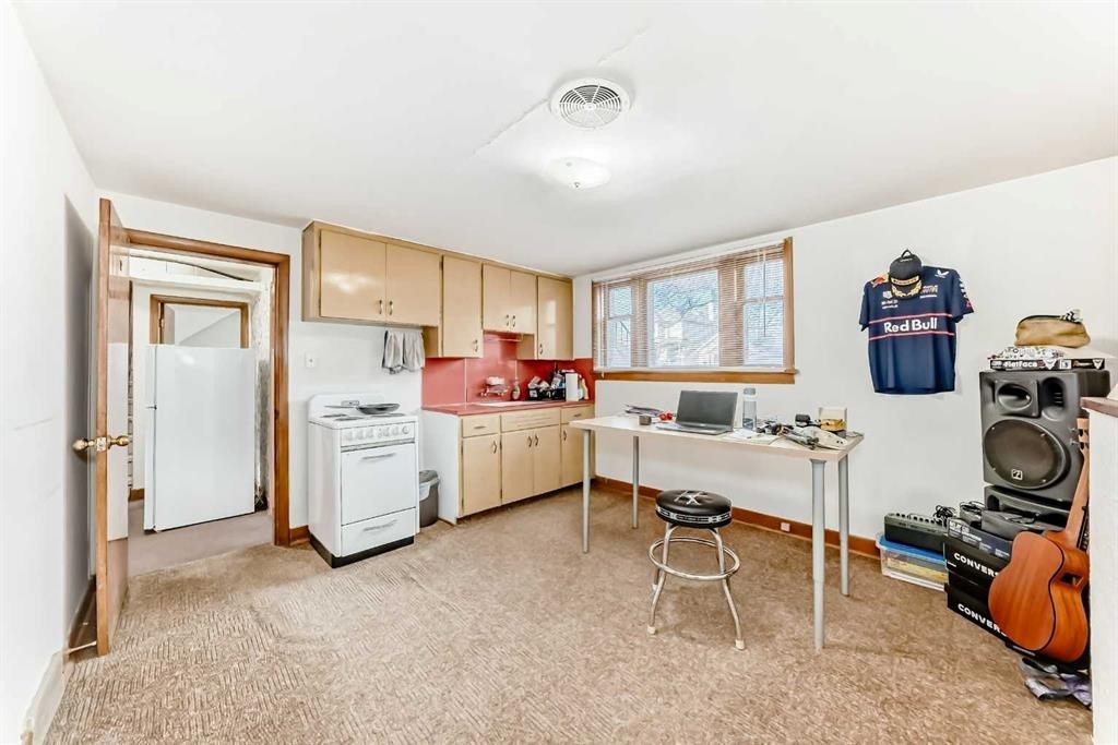 227 31 Avenue Ne, Calgary, AB - Indoor Photo Showing Kitchen