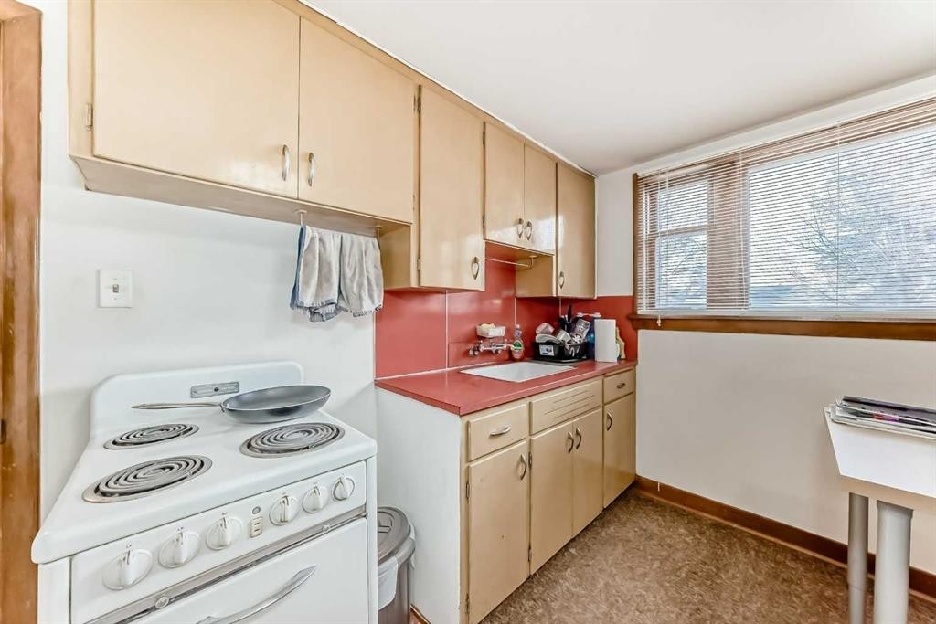 227 31 Avenue Ne, Calgary, AB - Indoor Photo Showing Kitchen