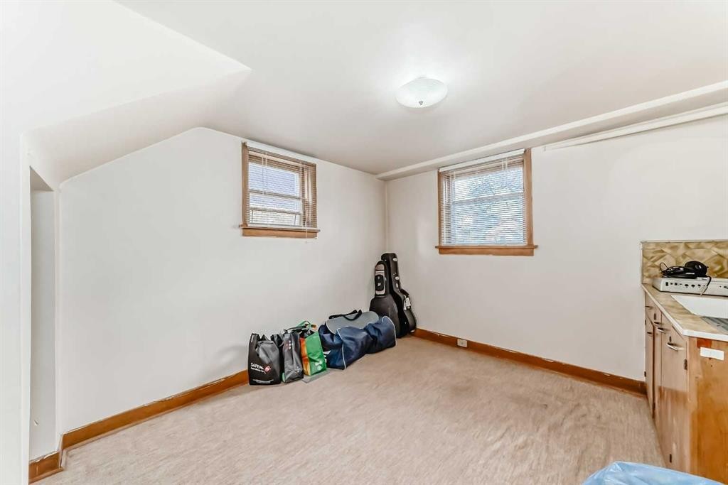 227 31 Avenue Ne, Calgary, AB - Indoor Photo Showing Other Room
