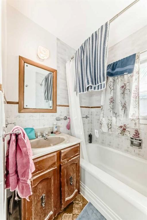 227 31 Avenue Ne, Calgary, AB - Indoor Photo Showing Bathroom