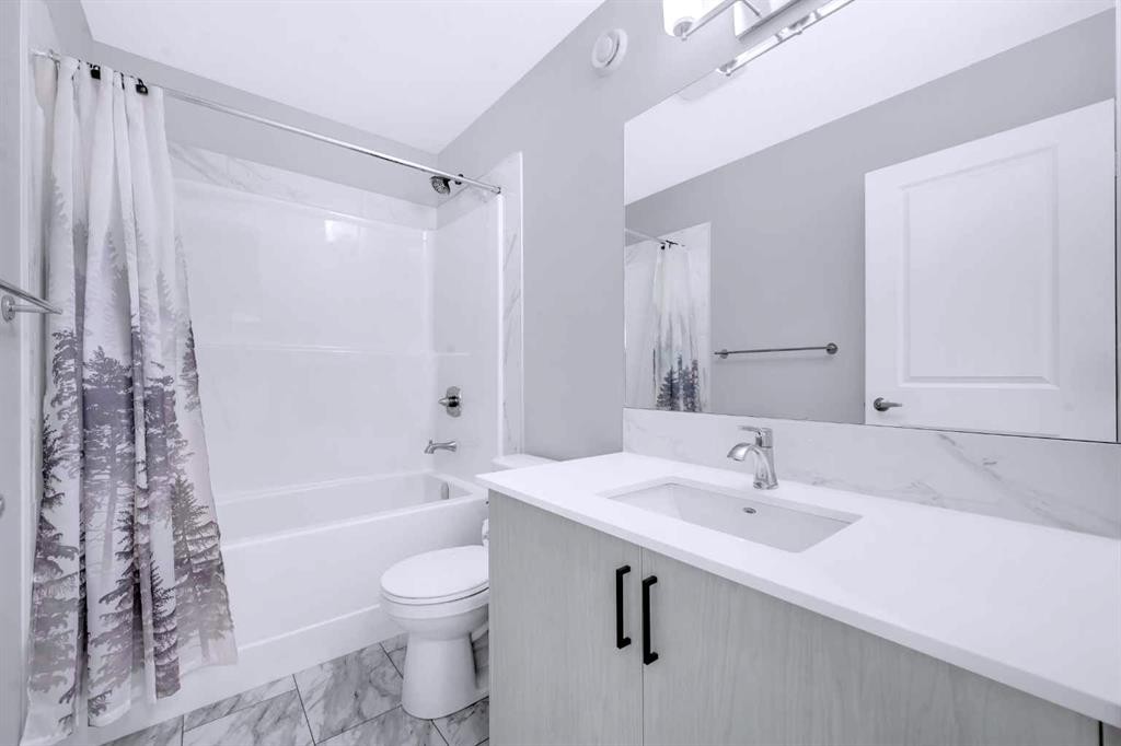 154 Silver Spruce Grove Sw, Calgary, AB - Indoor Photo Showing Bathroom