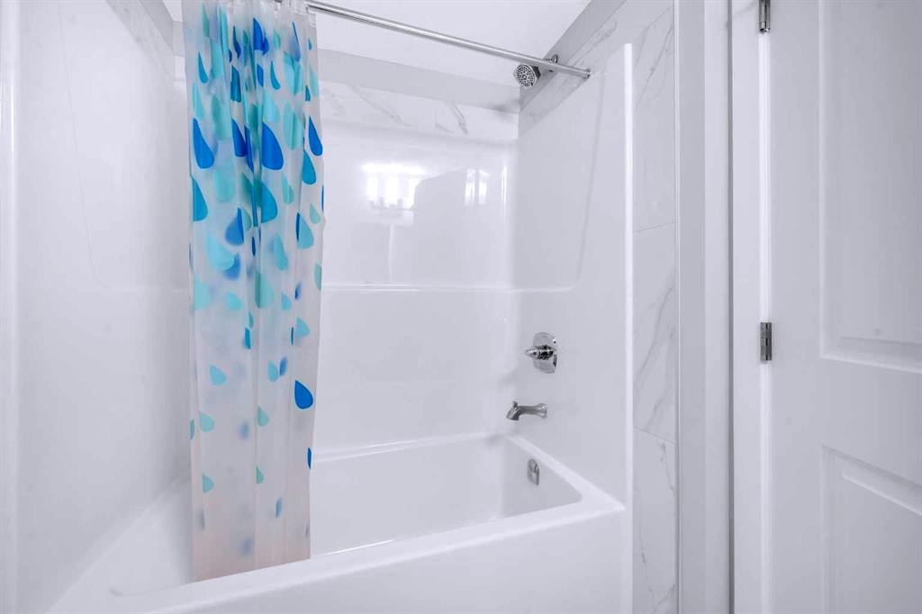 154 Silver Spruce Grove Sw, Calgary, AB - Indoor Photo Showing Bathroom