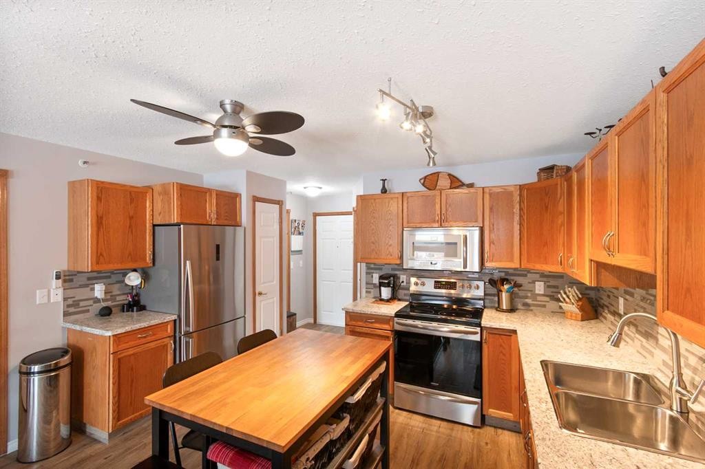202-5026 49 Street, Olds, AB - Indoor Photo Showing Kitchen With Double Sink