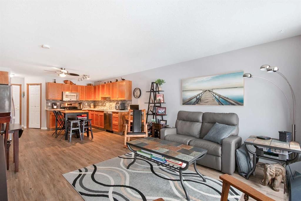 202-5026 49 Street, Olds, AB - Indoor Photo Showing Living Room