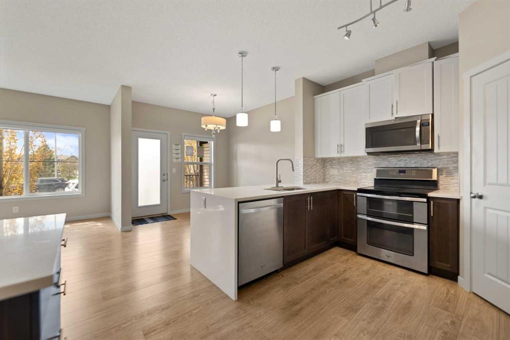 81 Copperpond Landing Se, Calgary, AB - Indoor Photo Showing Kitchen With Upgraded Kitchen