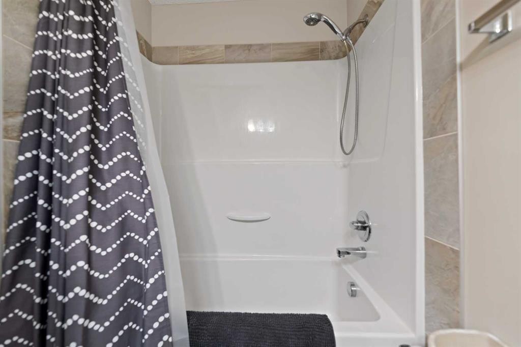 81 Copperpond Landing Se, Calgary, AB - Indoor Photo Showing Bathroom