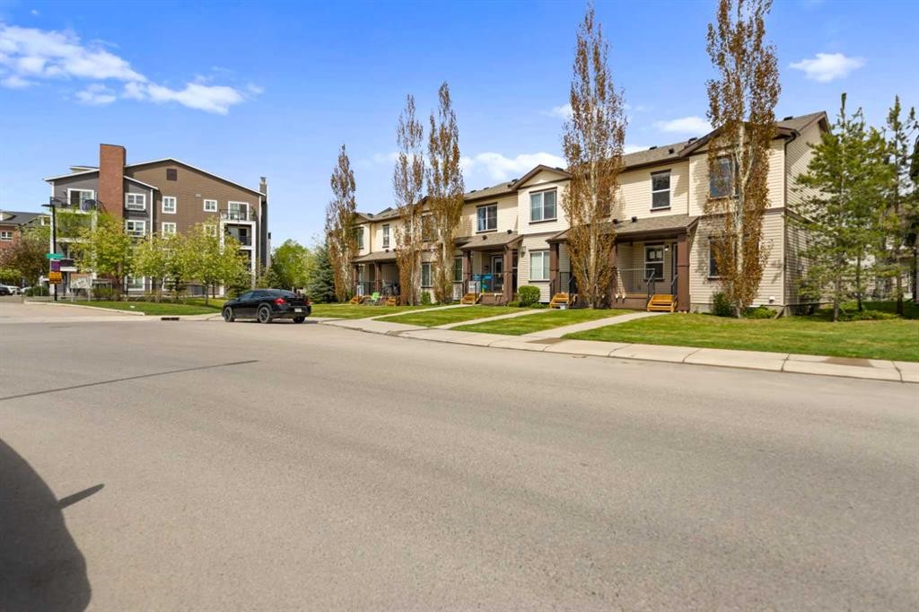81 Copperpond Landing Se, Calgary, AB - Outdoor With Facade