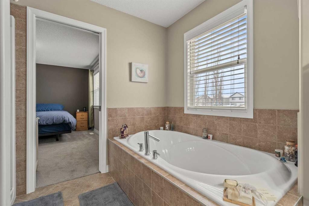 715 Copperpond Circle Se, Calgary, AB - Indoor Photo Showing Bathroom