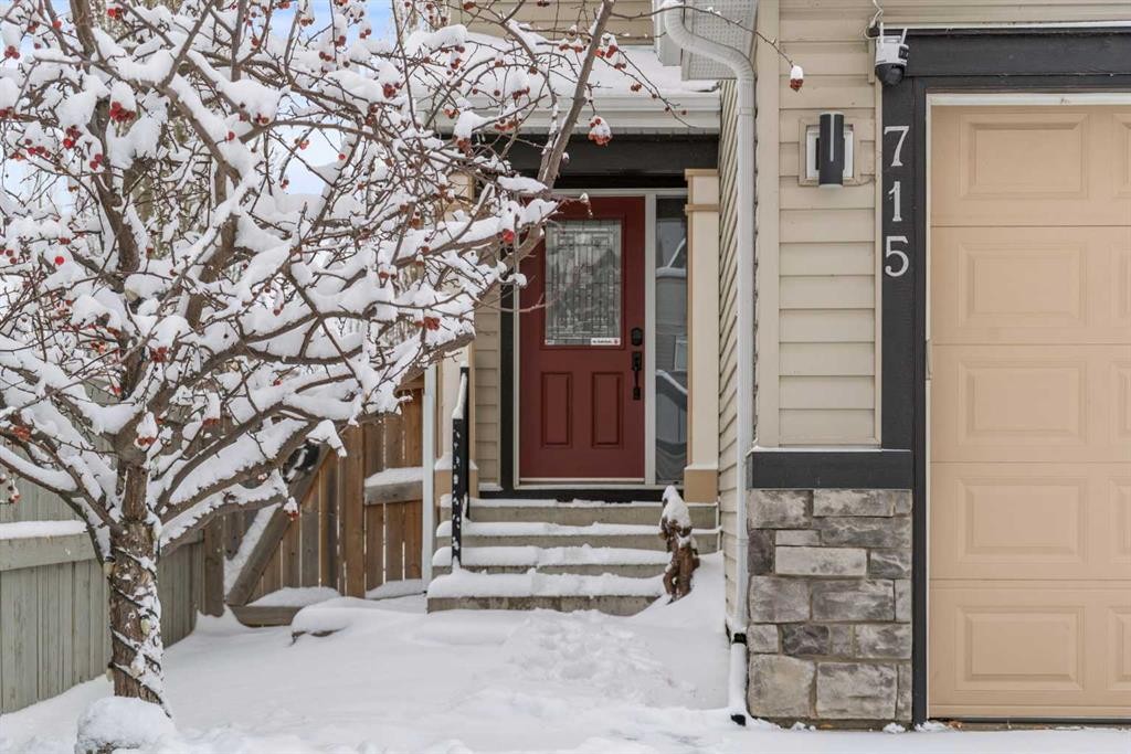 715 Copperpond Circle Se, Calgary, AB - Outdoor With Facade