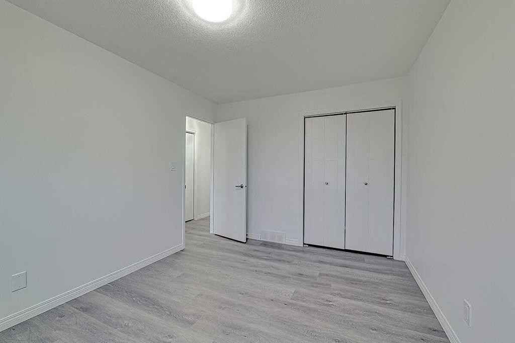 404 Pinehill Road Ne, Calgary, AB - Indoor Photo Showing Other Room