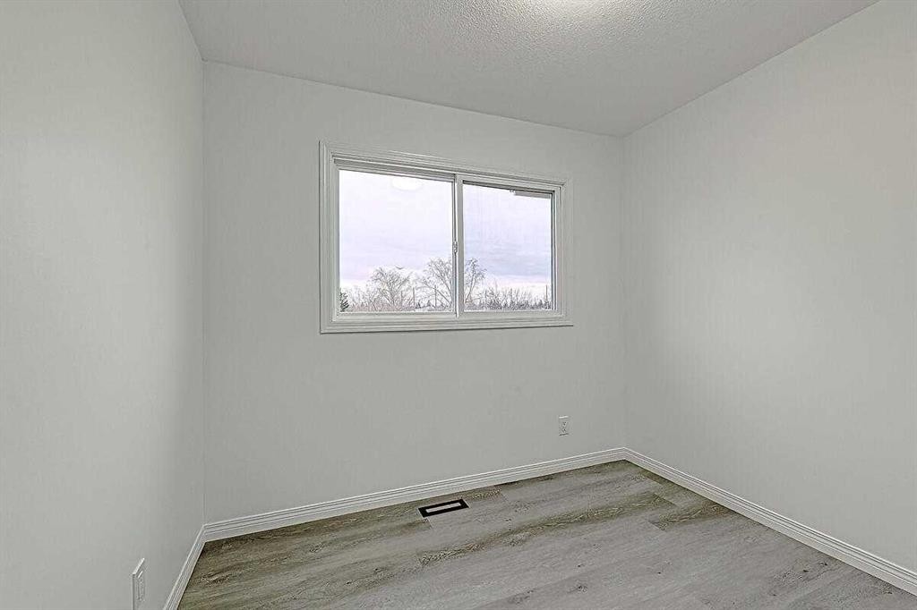 404 Pinehill Road Ne, Calgary, AB - Indoor Photo Showing Other Room