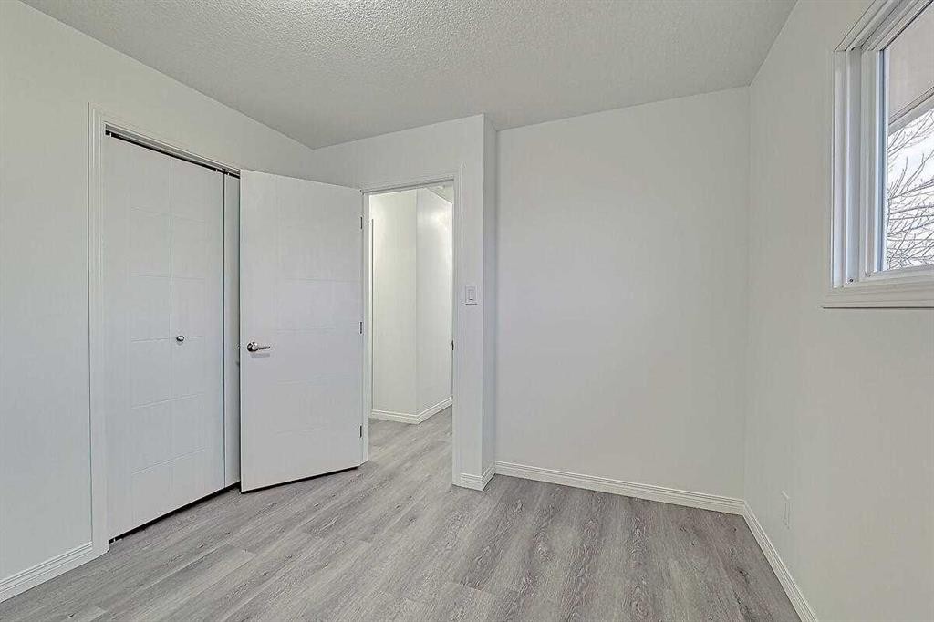 404 Pinehill Road Ne, Calgary, AB - Indoor Photo Showing Other Room