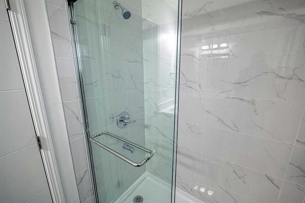 404 Pinehill Road Ne, Calgary, AB - Indoor Photo Showing Bathroom