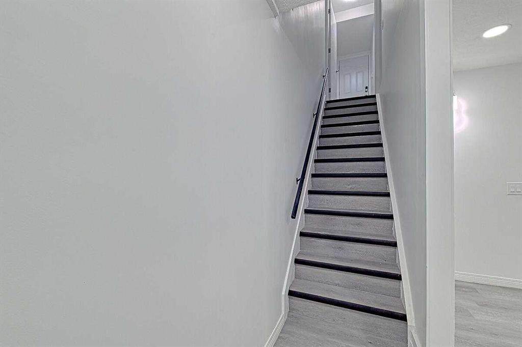 404 Pinehill Road Ne, Calgary, AB - Indoor Photo Showing Other Room