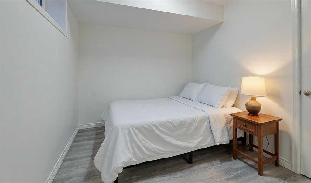 404 Pinehill Road Ne, Calgary, AB - Indoor Photo Showing Bedroom