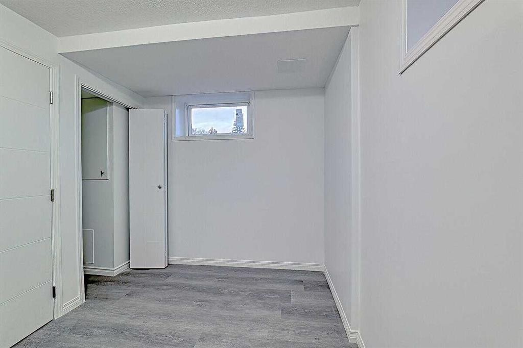 404 Pinehill Road Ne, Calgary, AB - Indoor Photo Showing Other Room