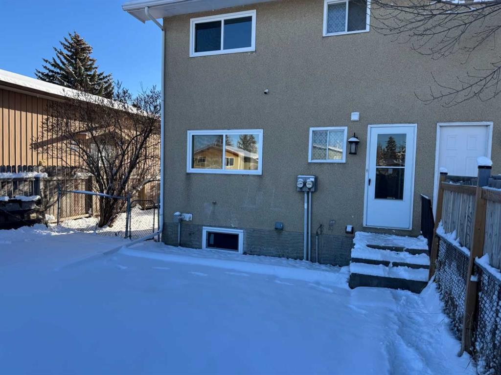 404 Pinehill Road Ne, Calgary, AB - Outdoor With Exterior