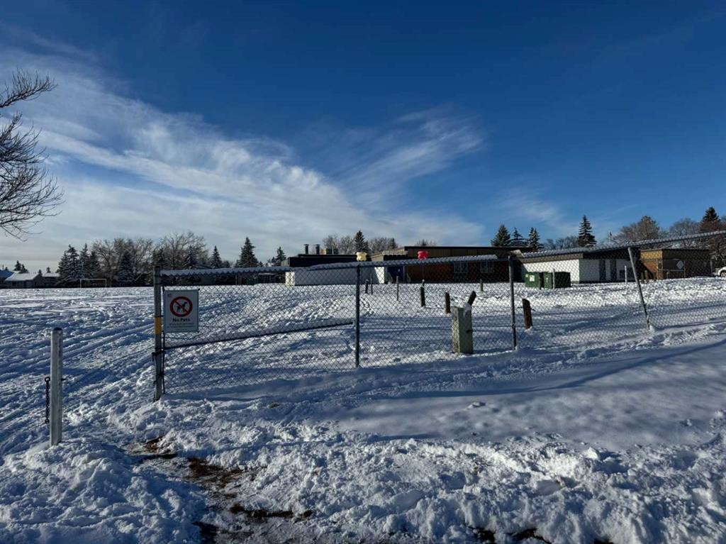 404 Pinehill Road Ne, Calgary, AB - Outdoor