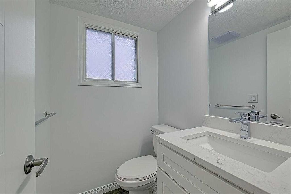 404 Pinehill Road Ne, Calgary, AB - Indoor Photo Showing Bathroom