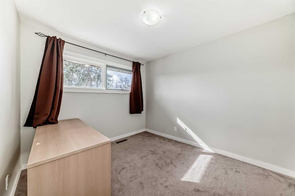 2223 36 Street Se, Calgary, AB - Indoor Photo Showing Other Room