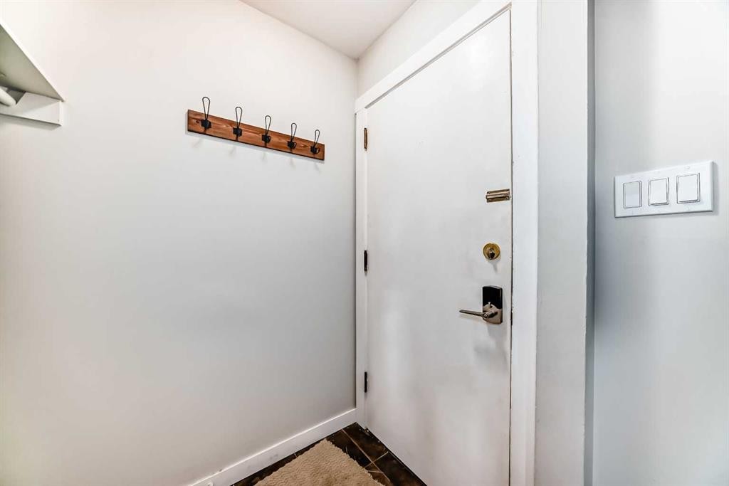 2223 36 Street Se, Calgary, AB - Indoor Photo Showing Other Room