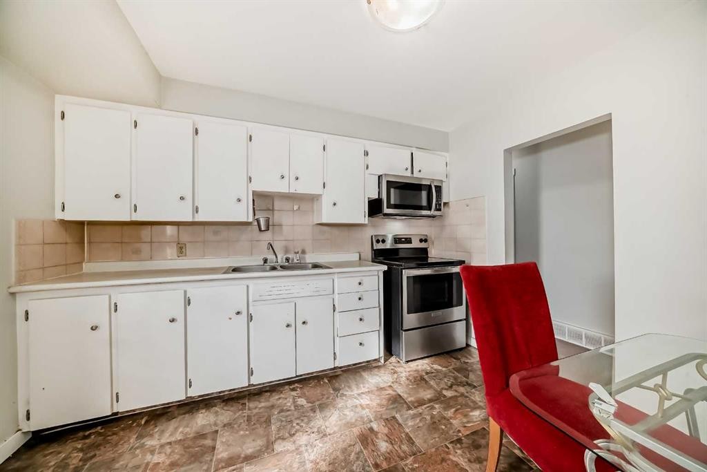 2223 36 Street Se, Calgary, AB - Indoor Photo Showing Kitchen With Double Sink
