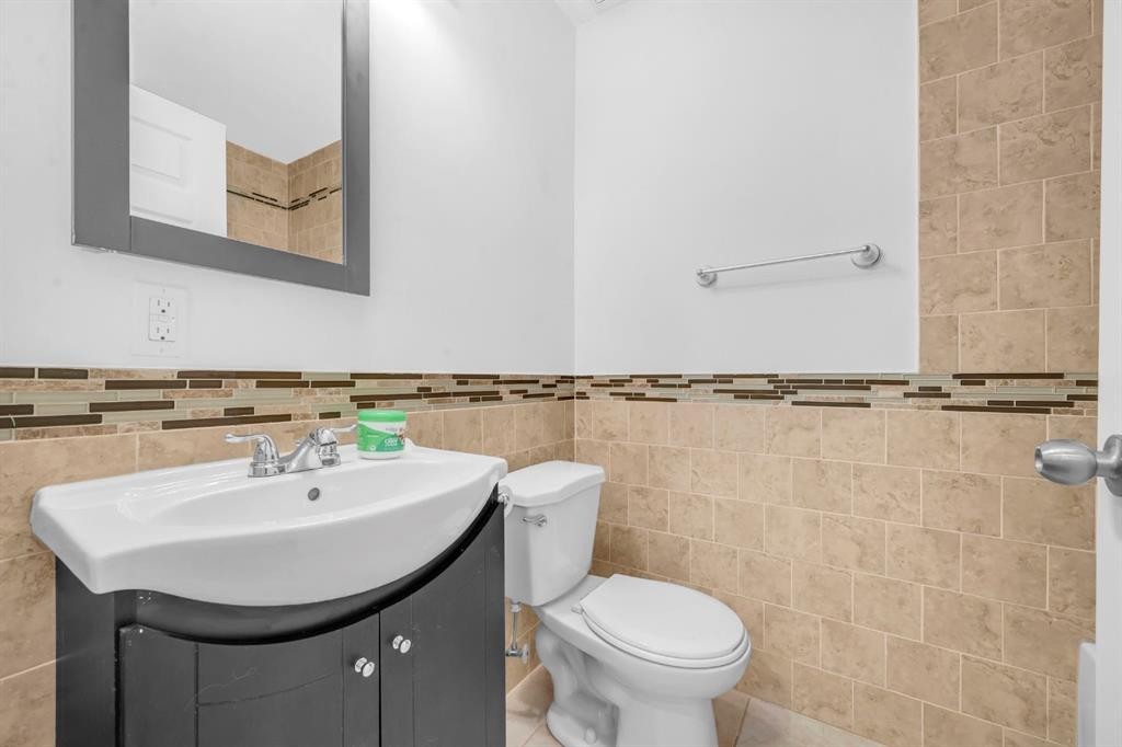 16218 Shawbrooke Road Sw, Calgary, AB - Indoor Photo Showing Bathroom
