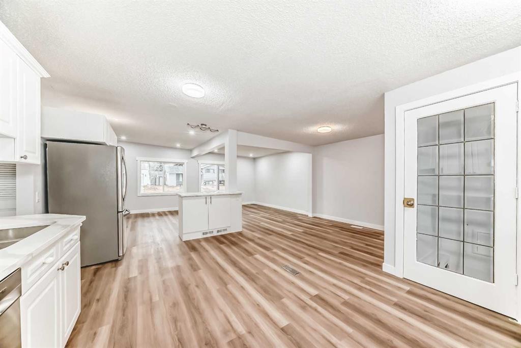 307 Huntridge Road Ne, Calgary, AB - Indoor Photo Showing Kitchen With Double Sink