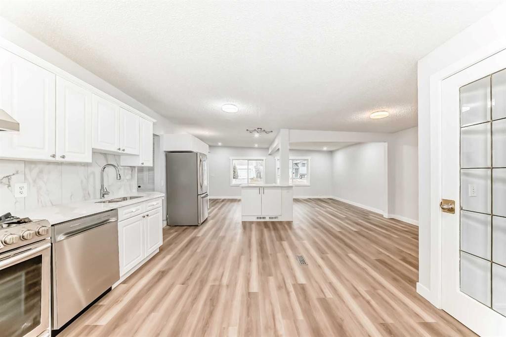 307 Huntridge Road Ne, Calgary, AB - Indoor Photo Showing Kitchen