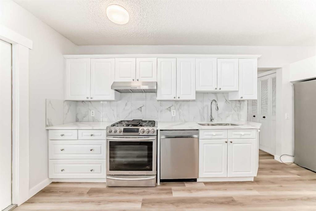 307 Huntridge Road Ne, Calgary, AB - Indoor Photo Showing Kitchen With Double Sink With Upgraded Kitchen