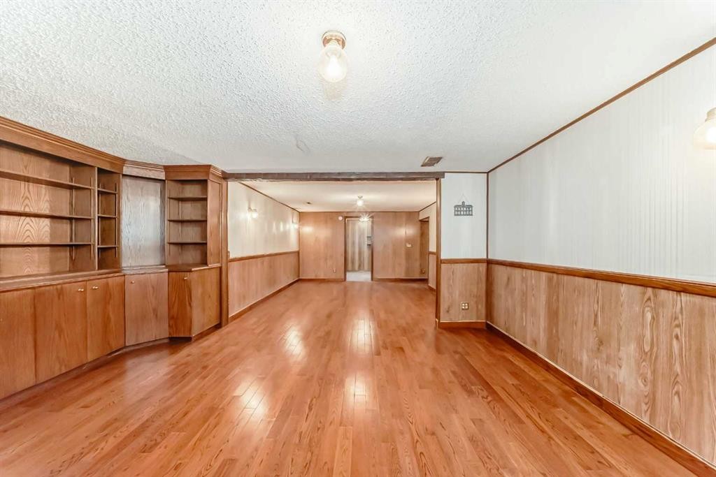 307 Huntridge Road Ne, Calgary, AB - Indoor Photo Showing Other Room