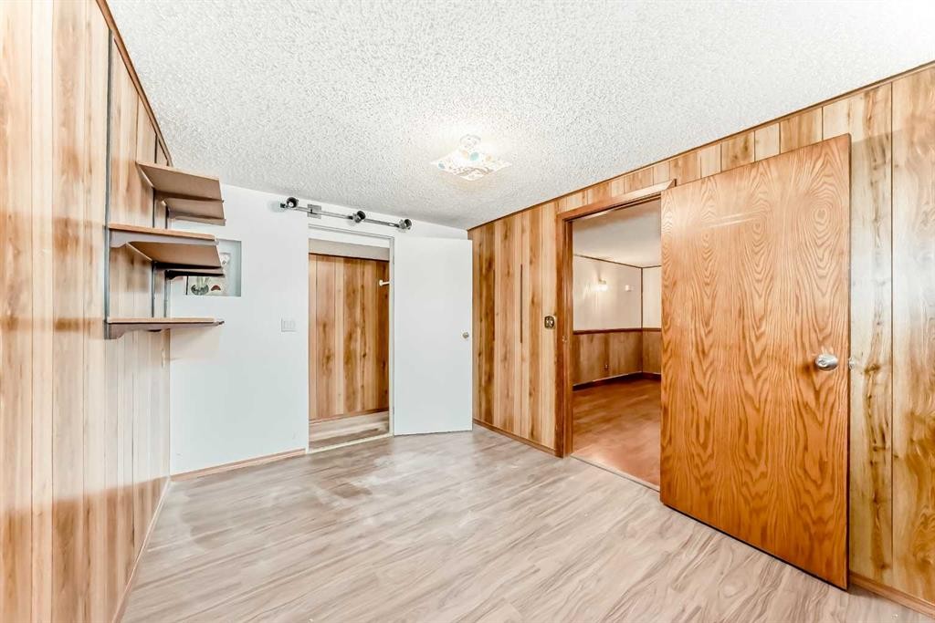 307 Huntridge Road Ne, Calgary, AB - Indoor Photo Showing Other Room