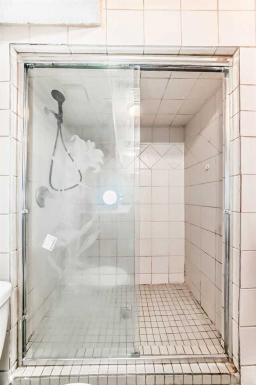 307 Huntridge Road Ne, Calgary, AB - Indoor Photo Showing Bathroom