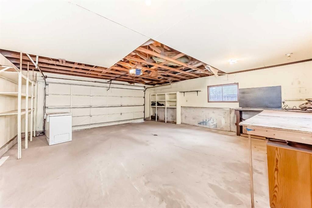 307 Huntridge Road Ne, Calgary, AB - Indoor Photo Showing Garage