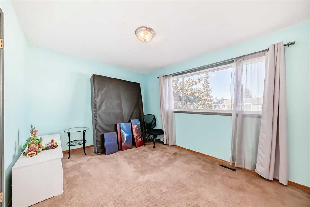 307 Georgian Villas Ne, Calgary, AB - Indoor Photo Showing Other Room